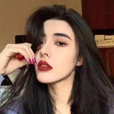 校服的裙摆
